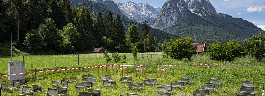 Automated static chamber system for greenhouse gas source strength determination. Photo: KIT (Markus Breig)
Zu sehen ist eine Grasfläche vor dem Hintergrund der Zugspitze und des Waxensteine. Auf der Grasfäche ist eine großflächhige wissenschaftliche Versuchsanordnung zu sehen die aus dynamischen Messkammern für die Klimagasmessungen besteht.