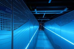 Weitwinkelaufnahme von „Levante“ am DKRZ. Der Supercomputer "Levante" besteht aus ca. 2900 vernetzten Computern.
