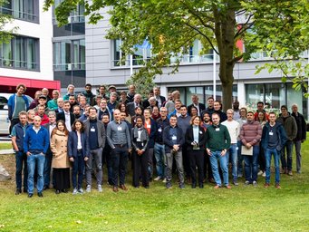 Erste ITMS-Generalversammlung beim DWD in Offenbach am Main, Oktober 2023. Kollegen des ITMS Konsortiums vor dem Gebäudes des Deutschen Wetterdienst