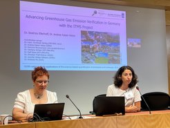 Dr. Beatrice Ellerhoff (DWD, rechts) präsentierte die ITMS-Aktivitäten und Fortschritte bei der beobachtungsbasierten Verifizierung von Treibhausgasemissionen in Deutschland. Dr. Oksana Tarasova (WMO, links) leitete den Workshop am WMO-Hauptsitz in Genf.