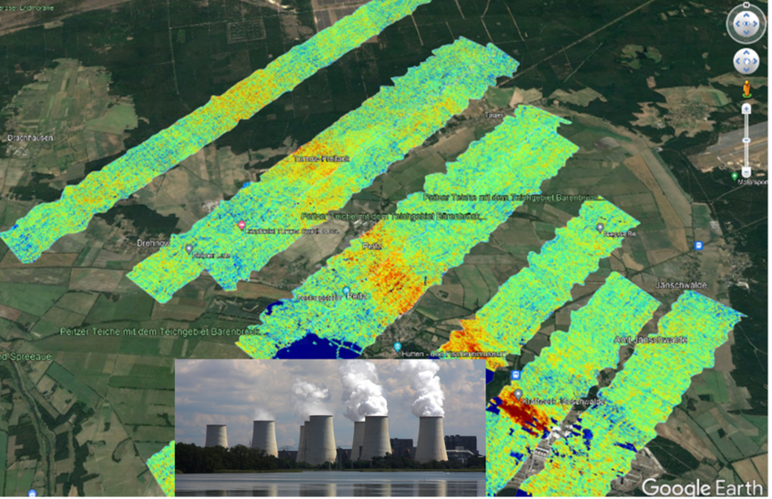 CO2-Abluftfahne des Braunkohlekraftwerks Jänschwalde vom Flugzeug aus aufgenommen im Sommer 2021 mit dem neuen bildgebenden Treibhausgassensor MAMAP2D Light der Universität Bremen (orange-rot: erhöhtes CO2). Aus der gemessenen CO2-Abluftfahne lassen sich die CO2-Emissionen bestimmen. Diese Technik kommt auch bei Satellitendaten zum Einsatz. (Quelle: Foto Kraftwerk Jänschwalde: A. Fix, DLR; Karte CO2-Abluftfahne: Universität Bremen, Institut für Umweltphysik) CO2-Abluftfahne des Braunkohlekraftwerks Jänschwalde vom Flugzeug aus aufgenommen im Sommer 2021 mit dem neuen bildgebenden Treibhausgassensor MAMAP2D Light der Universität Bremen (orange-rot: erhöhtes CO2). Aus der gemessenen CO2-Abluftfahne lassen sich die CO2-Emissionen bestimmen. Diese Technik kommt auch bei Satellitendaten zum Einsatz. (Quelle: Foto Kraftwerk Jänschwalde: A. Fix, DLR; Karte CO2-Abluftfahne: Universität Bremen, Institut für Umweltphysik)